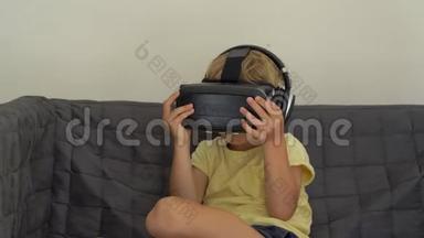 一个小男孩的特写镜头使用虚拟现实耳机。 虚拟现实眼镜。 虚拟现实概念。 儿童和现代技术